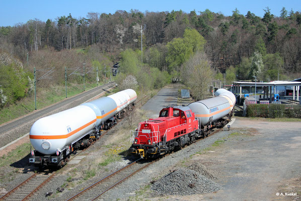 261 031 hat die vollen Wagen in der Ausweichanschlussstelle abgestellt und holt die leeren vom Hof des Gashändlers (Schlüchtern, 16. April 2019).