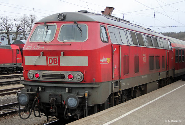 Hinter einer Garnitur n-Wagen steht 218 436 am 01. März 2019 abfahrbereit in Ulm am Bahnsteig.