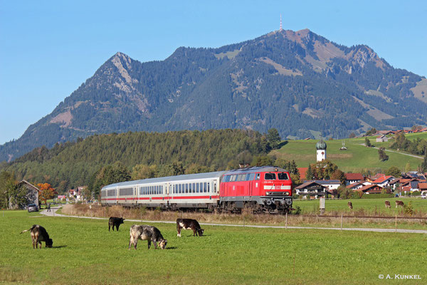 Der IC 2085 "Nebelhorn" mit 218 499, der letztgebauten 218, bietet am 04. Oktober 2018 bei Altstädten "Allgäu pur"!