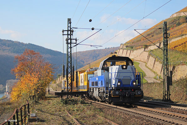 Diese Gravita zieht ihren Bauzug am 02. November 2017 durch das herbstliche Rheintal bei Rüdesheim.