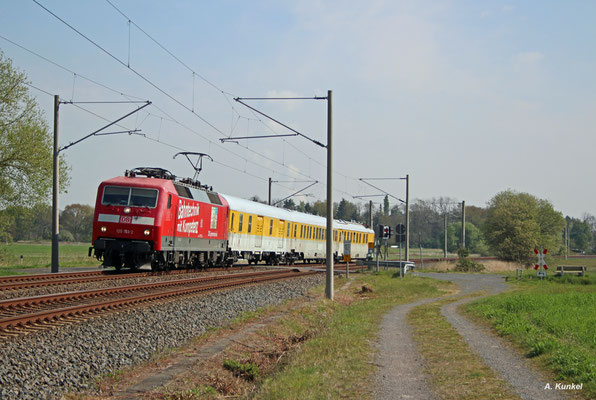 Am 27. April 2017 stehen Messfahrten mit 120 153 auf den von Offenbach ausgehenden S-Bahn-Strecken an. So kommt der Messzug über den BÜ in Ober-Roden, wo sonst nur ET430 unterwegs sind.