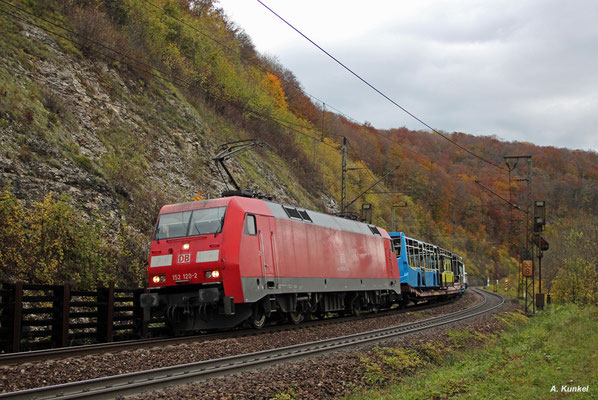 152 120 zieht einen mit neuen Bus-Karosserien beladenen Zug in Richtung Stuttgart, als sie am 21. Oktober 2017 auf die Geislinger Steige kommt.