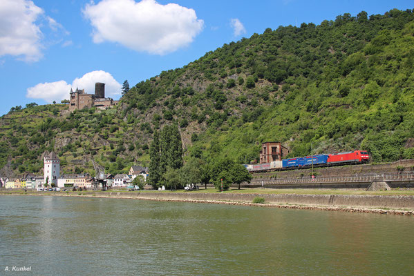 152 065 ist mit einem paneuropa-KLV-Zug am 20. Juni 2018 bei St. Goarshausen südwärts unterwegs.