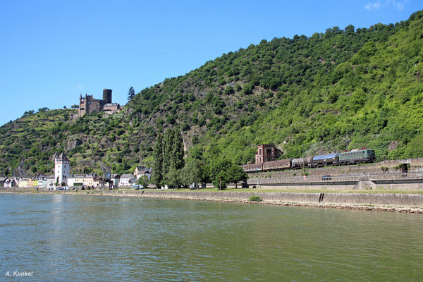 140 438 rollt am 20. Juni 2018 mit dem Henkelzug bei St. Goarshausen südwärts. 