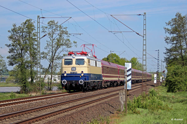 E10 1239 bringt am 06. Mai 2017 einen Sonderzug nach Hanau, der dort von der Dampflok der Museumseisenbahn Hanau übernommen wird, hier in Bruchköbel.