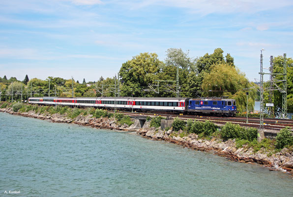 421 392 bringt am 13. Juli 2020 EC 195 aus Zürich nach Lindau, wo damals noch auf die Baureihe 218 umgespannt wird. 218 416 und 419 werden den Zug übernehmen und nach München bringen.