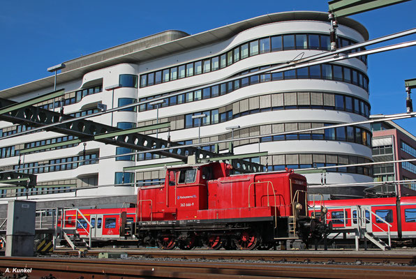 Im März 2018 war 363 666 von RP Railsystems wegen Oberleitungsbauarbeiten für den Verschub von S-Bahn-Triebwagen an der Frankfurter ET-Werkstatt zuständig. Am 21. März 2018 wartet sie auf einen Einsatz.