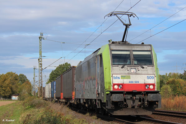 Die BLS schickt am 05. Oktober 2017 ihre 486 509 nach Bischofsheim.