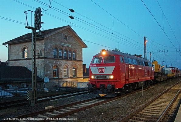 Am Abend des 09.04.2023 erreicht 218 402 von RP Railsystems mit ihrem Zug die Nachtabstellung in Babenhausen. Mit im Zugverband zwei V60 sowie 290 008. Am nächsten Tag geht es für die Fuhre weiter Richtung Kraichtal.