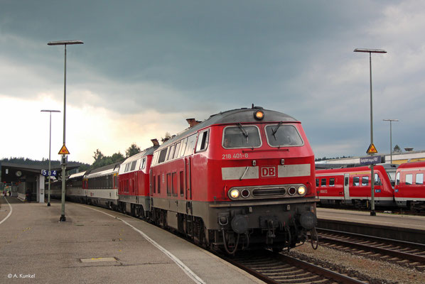 218 401 und 218 426 bringen am 21. Juni 2019 gemeinsam den EC 195 nach München, hier bei der Ausfahrt in Kempten Hbf.