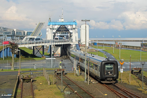 "Gumminase" 5092 rollt am 18. September 2017 als EC 35 nach Kopenhagen in Puttgarden auf die Fähre.