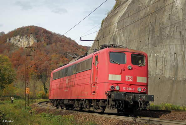 151 086 kehrt am 21. Oktober 2017 von einem ihrer Schiebeeinsätze auf der Geislinger Steige zurück. Die Lok trägt den orientroten Lack, jedoch mit Frontbalken, wie es der verkehrsroten Lackierung entspricht.