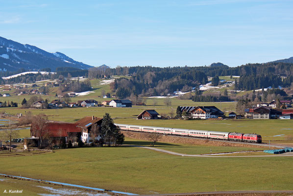 IC 2084 hat seit Immenstadt die 218 434 und 218 456 an seiner Spitze, die den Zug weiter bis Augsburg bringen. Dort wird er mit IC 2082 aus Berchtesgaden vereinigt und fährt weiter bis Hamburg (24. Januar 2018).