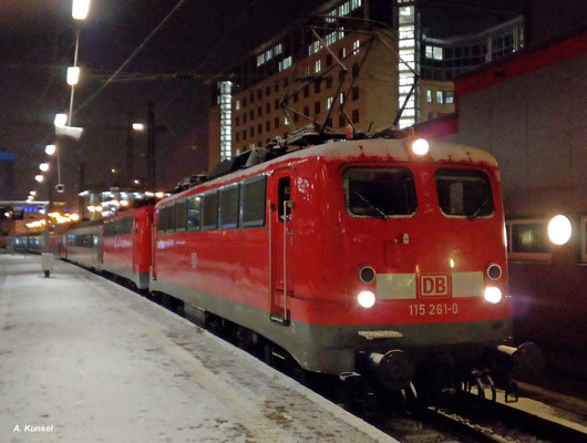 Leider nur ein Handybild gibt es vom PbZ 2486 München - Leipzig, als er am 10. Januar 2017 mit 115 261 und der Wagenlok 115 114 im Frankfurter Hbf steht.