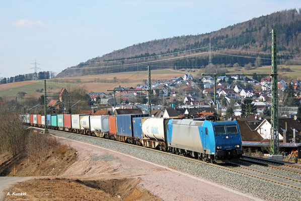 185 528 befährt am 27. Februar 2018 im Auftrag für TX Logistik die Spessartrampe in Laufach.