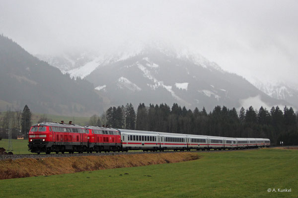 218 456 und 218 499 ziehen am 4. Januar 2020 den IC 2012 bei Unterthalhofen durch den Regen.