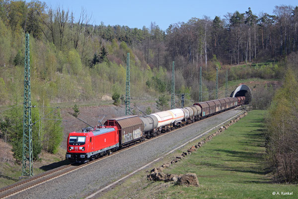 Die erst im März ausgelieferte 187 179 kommt am 16. April 2019 mit ihrem Güterzug nach Schlüchtern.