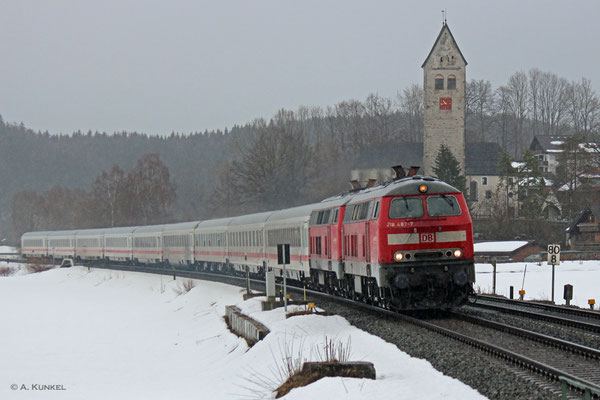 IC 2012 wird am 01. März 2019 von 218 487 und 218 467 gezogen, als er kurz nach Immenstadt durch Stein fährt.