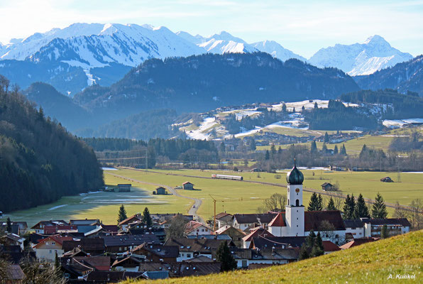 2143.21 fährt für die Stauden-Verkehrsgesellschaft SVG, die die Bespannung der ALEX-Züge zwischen Immenstadt und Oberstdorf übernimmt. Am 24. Januar 2018 strebt sie bei Altstädten mit ALX 84154 dem Ziel Oberstdorf entgegen.