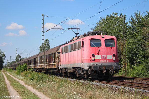 Als die 139 309 noch "frisch" bei der Bayernbahn war, trug sie ihren ausgeblichenen verkehrsroten Lack samt DB-Logos. Am 05. August 2020 kommt sie mit dem Henkelzug nach Babenhausen.