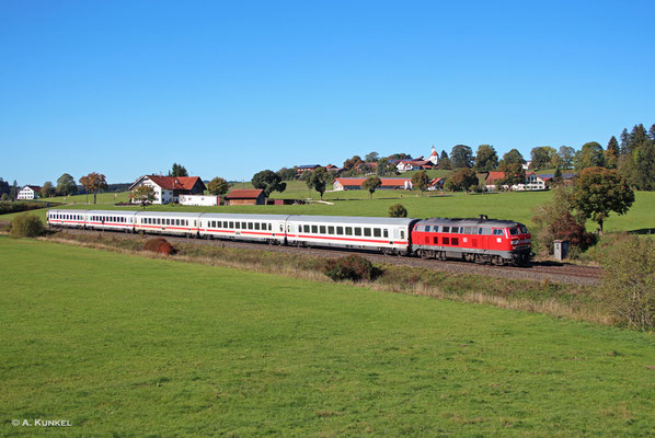 218 495 ist am 05. Oktober 2018 für IC 2084 von Oberstdorf nach Augsburg eingeteilt. Auch Görwangs bei Aitrang liegt auf dem Weg.