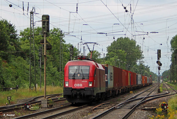 ÖBB-1016 035 mit Containern am 17. Juni 2017 in Großkrotzenburg.