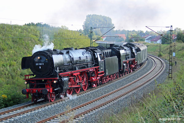 Pünktlich mit einer winzigen Fotowolke erreichen 01 180 und 01 066 am sonst wolkenlosen und warmen 5. September 2021 Hanau-Rauschwald.