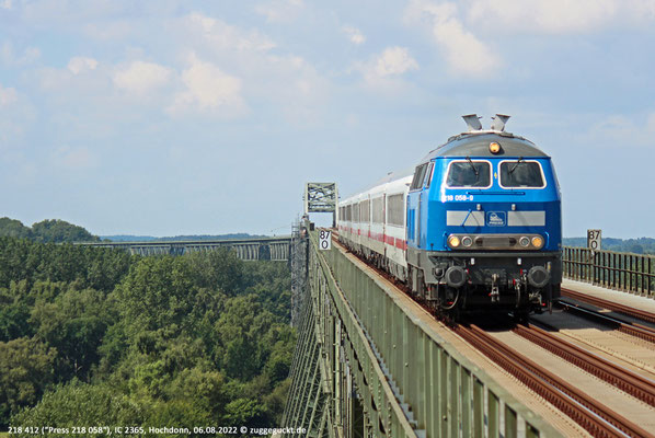 218 412 verlässt am 6. August 2022 mit IC 2365 gleich die Hochbrücke von Hochdonn.