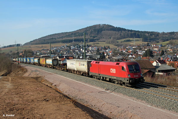 1116 166 der ÖBB hat am 27. Februar 2018 in Laufach einen Zug des kombinierten Ladungsverkehrs am Haken.