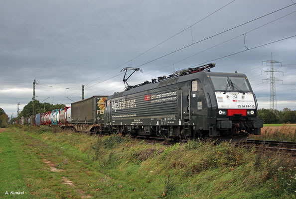 "Alpäzähmer" 189 115 ist auf dem Weg in Richtung Schweiz, als sie am 05. Oktober 2017 Bischofsheim durchfährt.