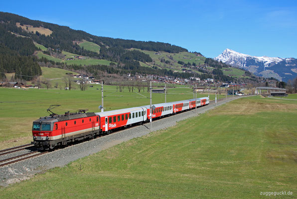 1144 207 am 11. April 2022 mit Zug 1519 nach Salzburg bei Kirchberg in Tirol.