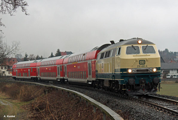 218 460 verlässt mit ihren drei Dostos Stockheim (30. Januar 2017).