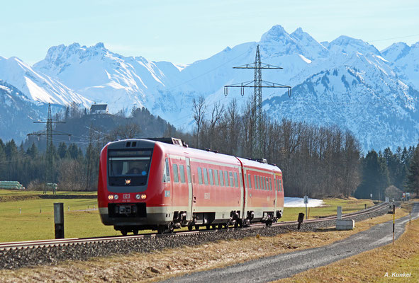 612 501 / 001 fährt am 24. Januar 2018 als RE 3389 nach "Augschburk" Hbf und lässt dabei auch die 892m hoch gelegene Schöllanger Burgkapelle hinter sich.