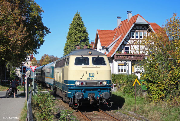 218 447 zieht am 10. Oktober 2018 ALX 84154 nach Oberstdorf. Gerade verlässt der Zug Immenstadt.