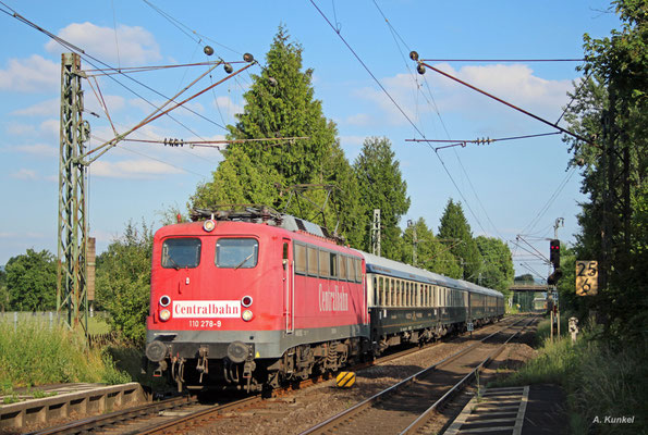 Am 13. Juni 2017 bespannt 110 278 der Centralbahn den Sonderzug DPF 13488 Jesenice - Dortmund. Am Abend kommt der aus Wagen des Classic-Courier gebildete Zug durch Großkrotzenburg.