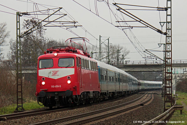 110 459 der GfF hat am 11.02.2023 einen 14-Wagen-Zug am Haken, als sie Hanau erreicht. Der Zug ist besetzt mit SAP-Mitarbeitern, die vom Firmenausflug aus Berlin zurückkehren.