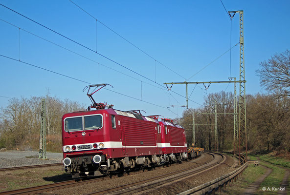 143 650 und 143 179 (kalt) von Delta Rail bespannen am 25. März 2020 einen leeren Containerzug, mit dem sie auch durch Hanau kommen.