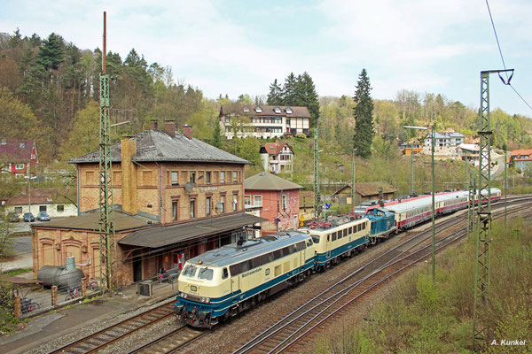 218 460 überführt am 21. April 2017 einige Fahrzeuge des DB Museums nach Koblenz. Als sie durch Heigenbrücken kommt, hat sich gerade die erste Wolke seit Stunden vor die Sonne geschoben...