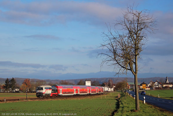 218 497 schiebt am 06.02.2023 RB 15708 von Frankfurt nach Glauburg-Stockheim. Kurz vor Glauberg wird sie von mehreren Fotografen erwartet.