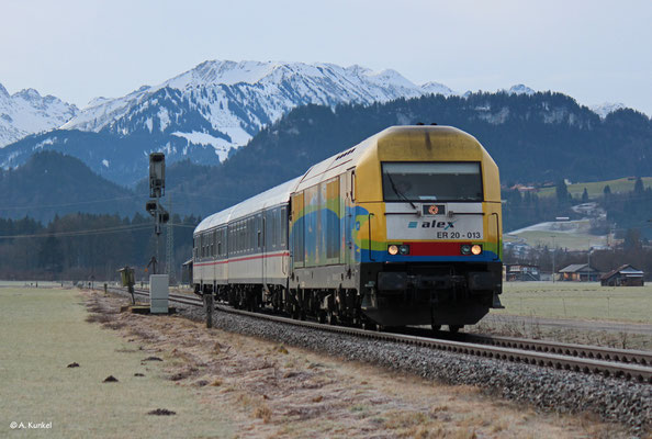 223 013 zieht den aus der TRI-Ersatzgarnitur bestehenden ALX 84137 am 3. Januar 2020 bei Altstädten nach Immenstadt.