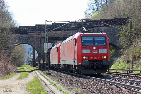 185 052 hat am 30. März 2017 bei Schlüchtern eine weitere 185 als Wagenlok am Haken.