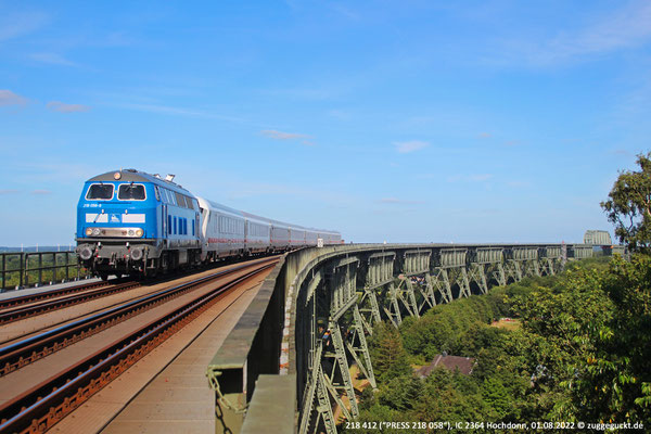 218 412 (Press 218 058) mit IC 2364 Richtung Westerland auf der Hochbrücke Hochdonn, 1. August 2022.