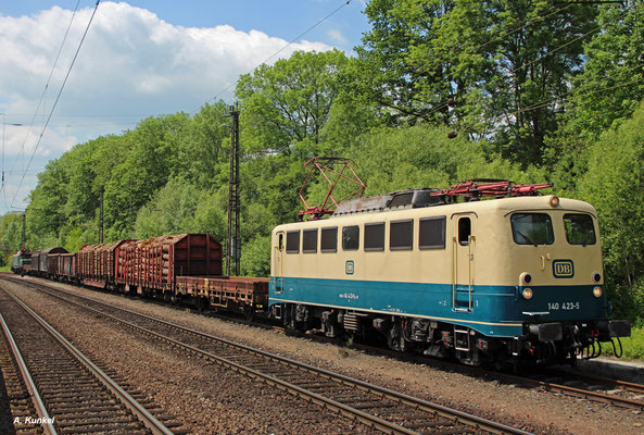 Auch 140 423 ist mit dem Fotogüterzug unterwegs - gemeinsam mit 194 158 (Laufach, 25. Mai 2017).