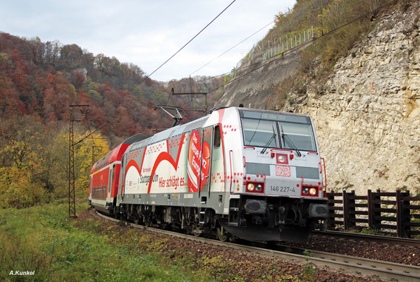 146 227 mit RB 19243 nach Ulm am 21. Oktober 2017 auf der Geislinger Steige.