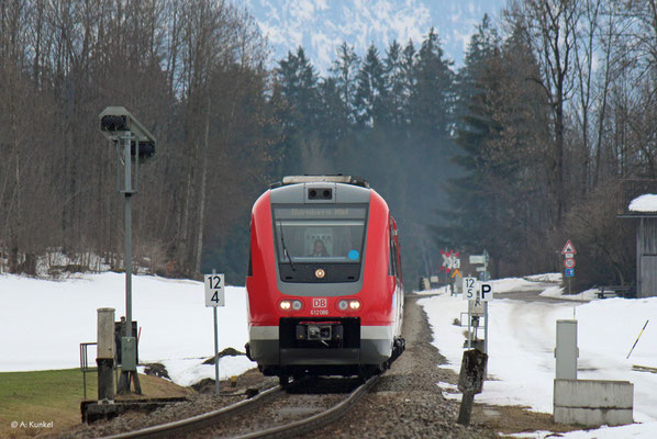 612 086 hat am 02. März 2019 als RE 3387 Oberstdorf - Nürnberg noch etwa drei Stunden Fahrzeit bis zu seinem Ziel vor sich, als er Altstädten erreicht.