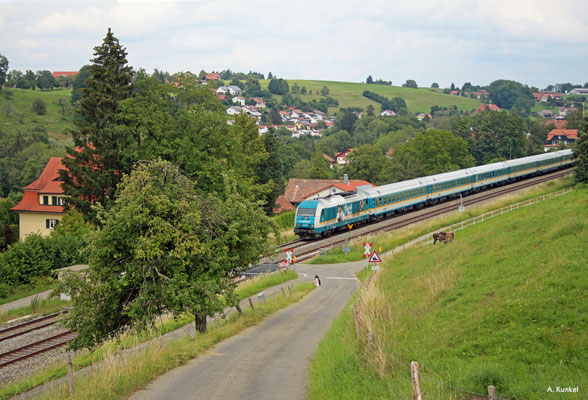 223 072 "Griaß di Allgäu" mit einem Alex Richtung Lindau am 15. Juli 2020 bei Meckatz.