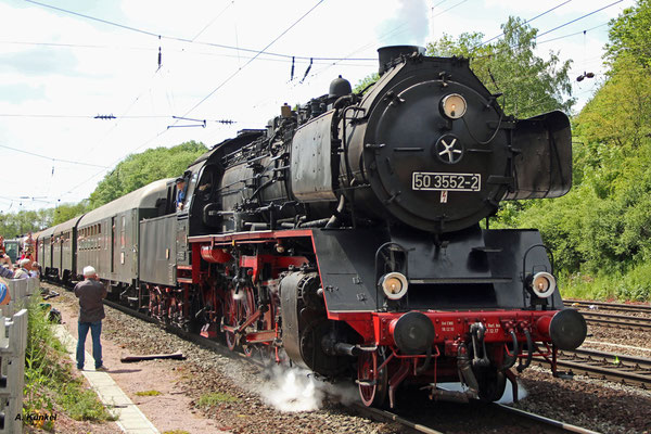 50 3552 macht sich im Bahnhof von Laufach mit dem Pendel-Sonderzug auf den Weg Richtung Heigenbrücken. Am Zugende schiebt 218 460 (25. Mai 2017).