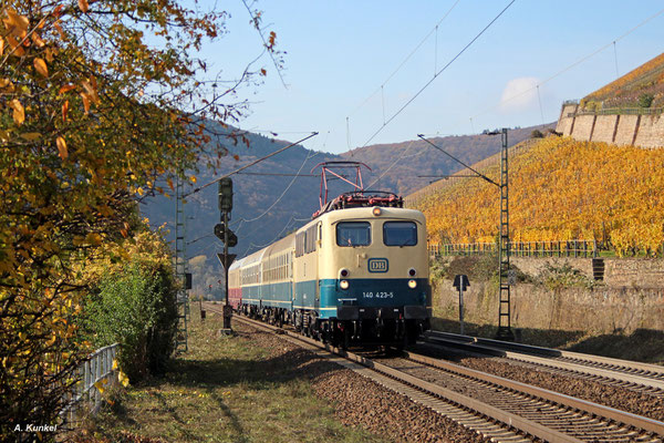 Am 02. November 2017 ist das DB Museum mit 140 423 und einigen Reisezugwagen unterwegs. Gegen 13 Uhr rollt der Zug durch Rüdesheim am Rhein.