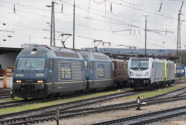 465 009, 465 013, Re4/4 162, Re4/4 172, 187 005 und eine 486 der BLS, Basel Bad Bf., 26. Januar 2018.