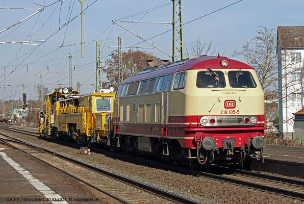 Am 20.02.2023 holt 218 105 eine Baumaschine im Gleisbauhof Hanau Nord ab und setzt ihre Fahrt anschließend fort.